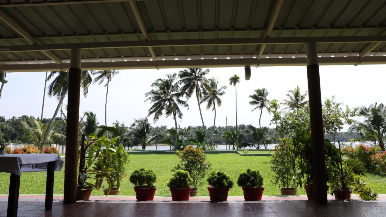 Ashtamudi Lake Garden Resorts Колам Екстериор снимка