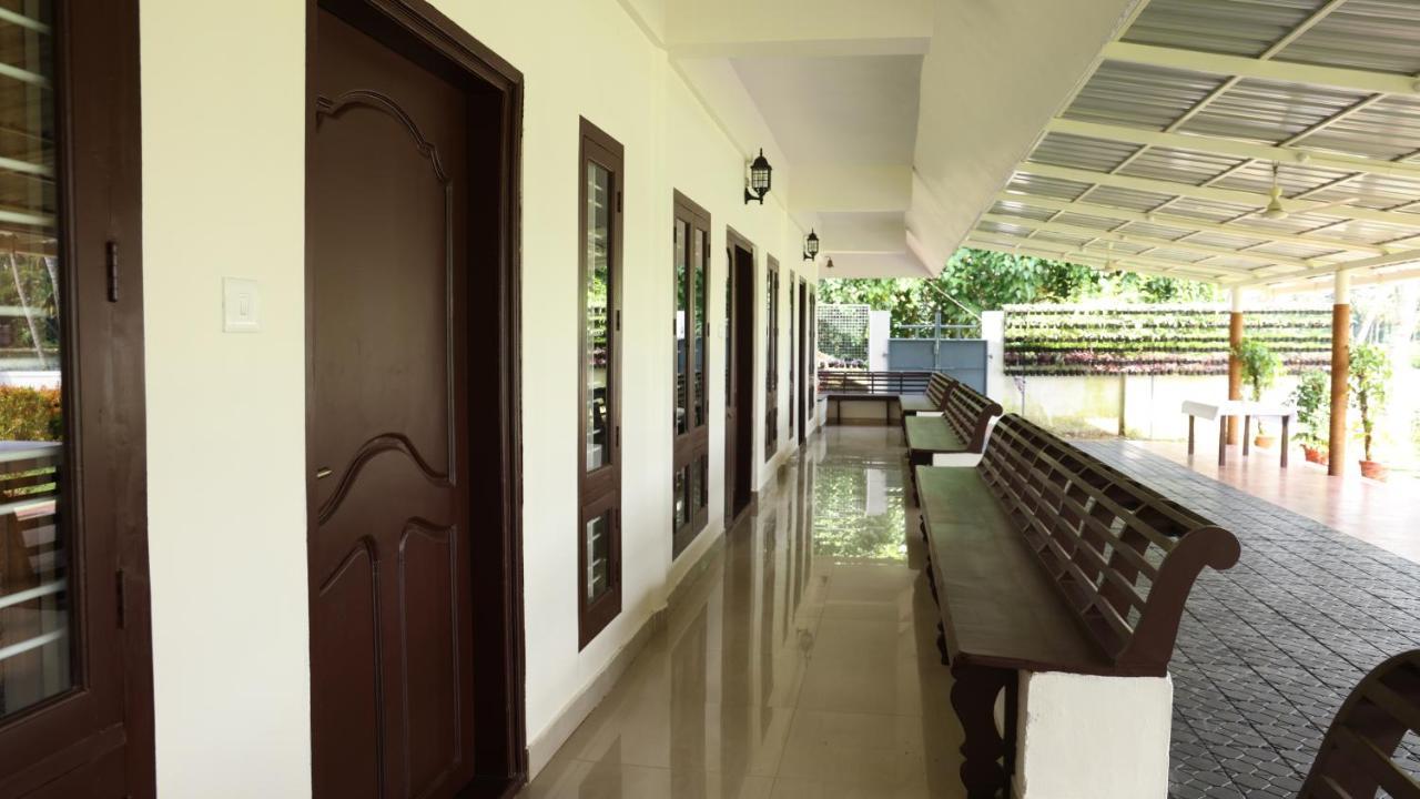 Ashtamudi Lake Garden Resorts Колам Екстериор снимка