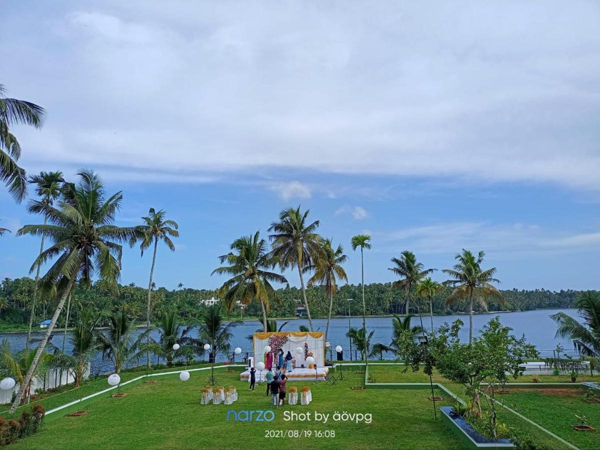 Ashtamudi Lake Garden Resorts Колам Екстериор снимка