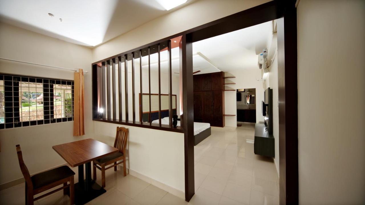 Ashtamudi Lake Garden Resorts Колам Екстериор снимка